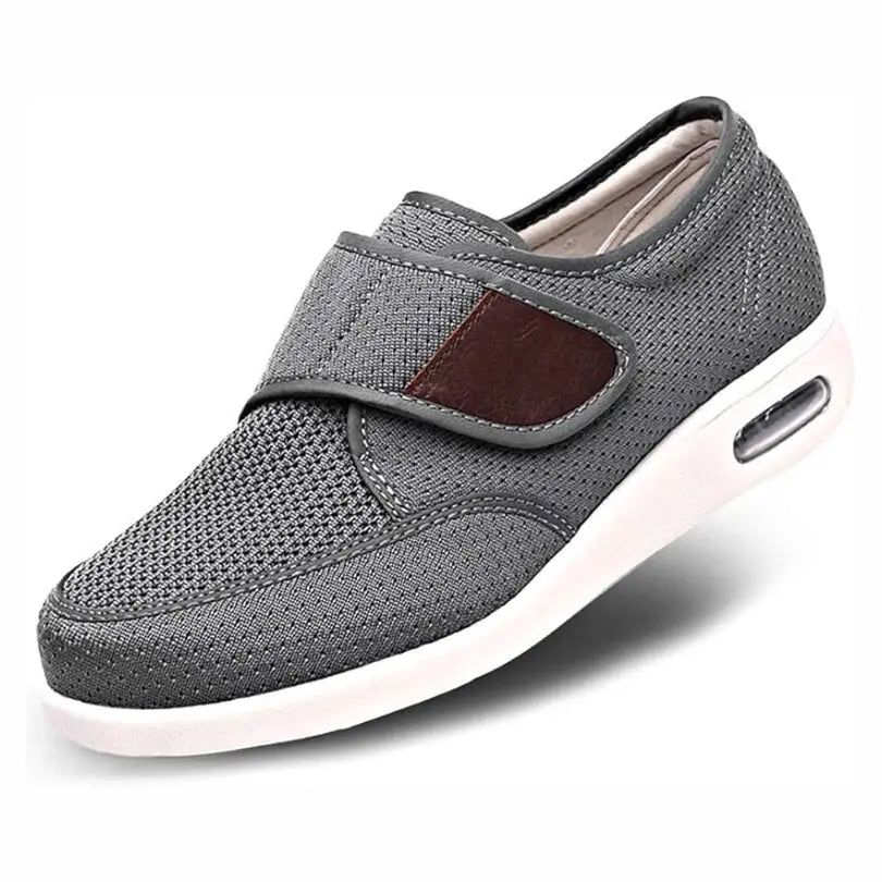 SwellEase™ Men’s diabetic shoes with extra-wide fit